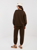 Schokoladeneinteiliger Set mit Oversize-Pullover.
