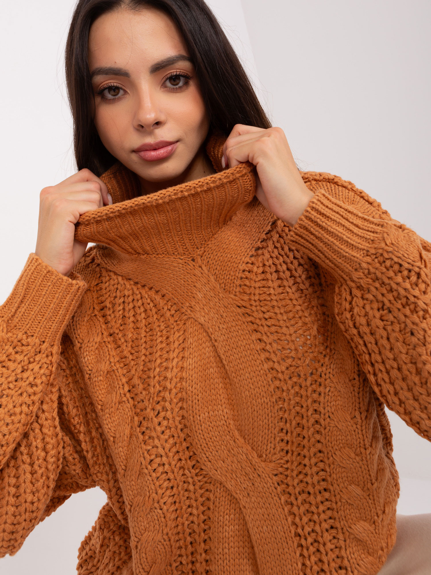 Jasnobrązowy damski sweter oversize z warkoczami