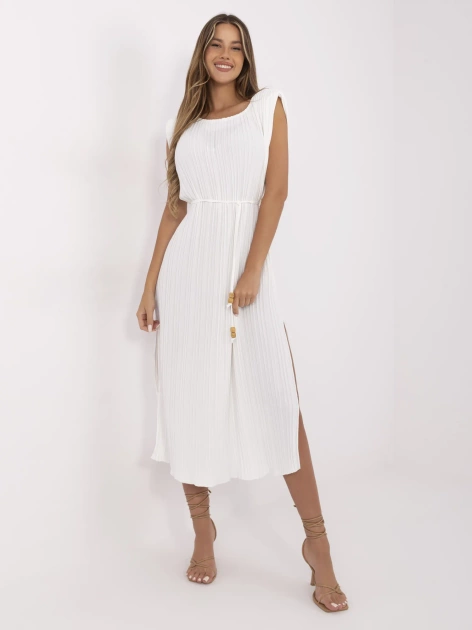 Ecru plisowana sukienka z paskiem
