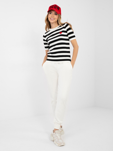 Czarny damski sweter z niewielkim haftem