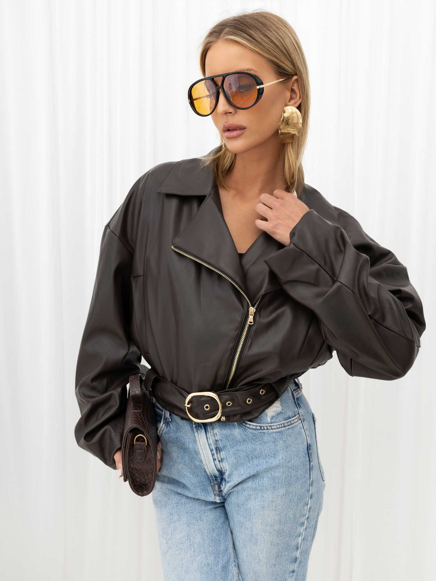 Schokoladenfarbene Bikerjacke aus Kunstleder mit Gürtel RUE PARIS.