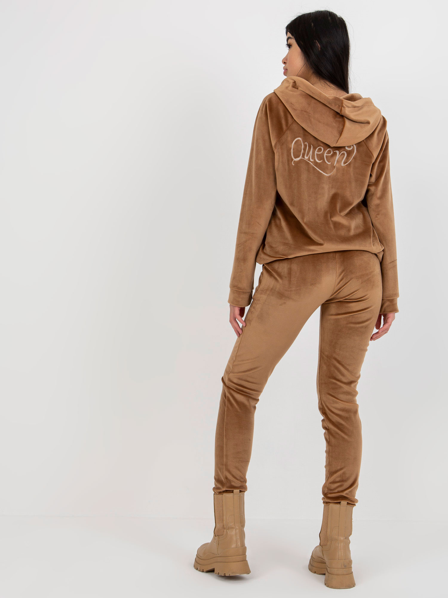 Camelowy dwuczęściowy komplet welurowy ze spodniami