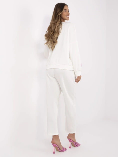 Ecru dwuczęściowy komplet z naszywkami