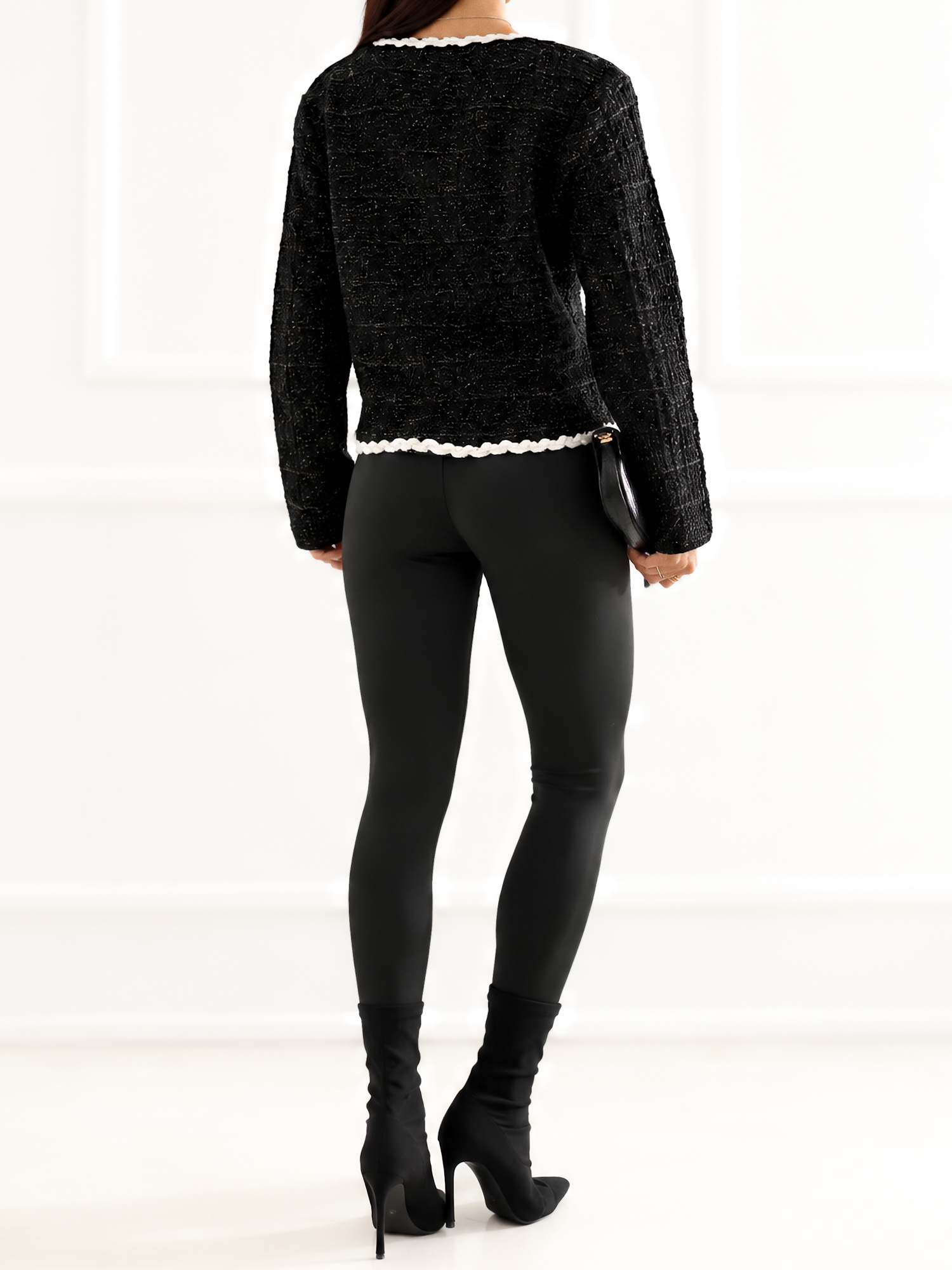 Schwarzer eleganter Cardigan mit goldenen Fäden.