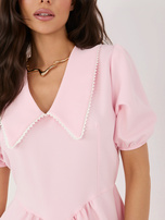 Jasnoróżowa elegancka sukienka z krótkim rękawem