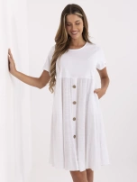 Weiße Sommerkleid mit dekorativen Knöpfen.