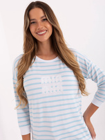 Biało-jasnoniebieska bluzka z okrągłym dekoltem