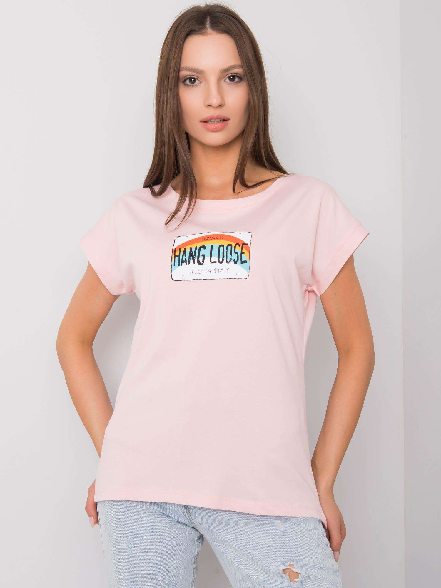 Šviesiai rožinė marškinėliai su Aloha spauda.