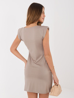 Fango drapowana sukienka z poduszkami na ramionach