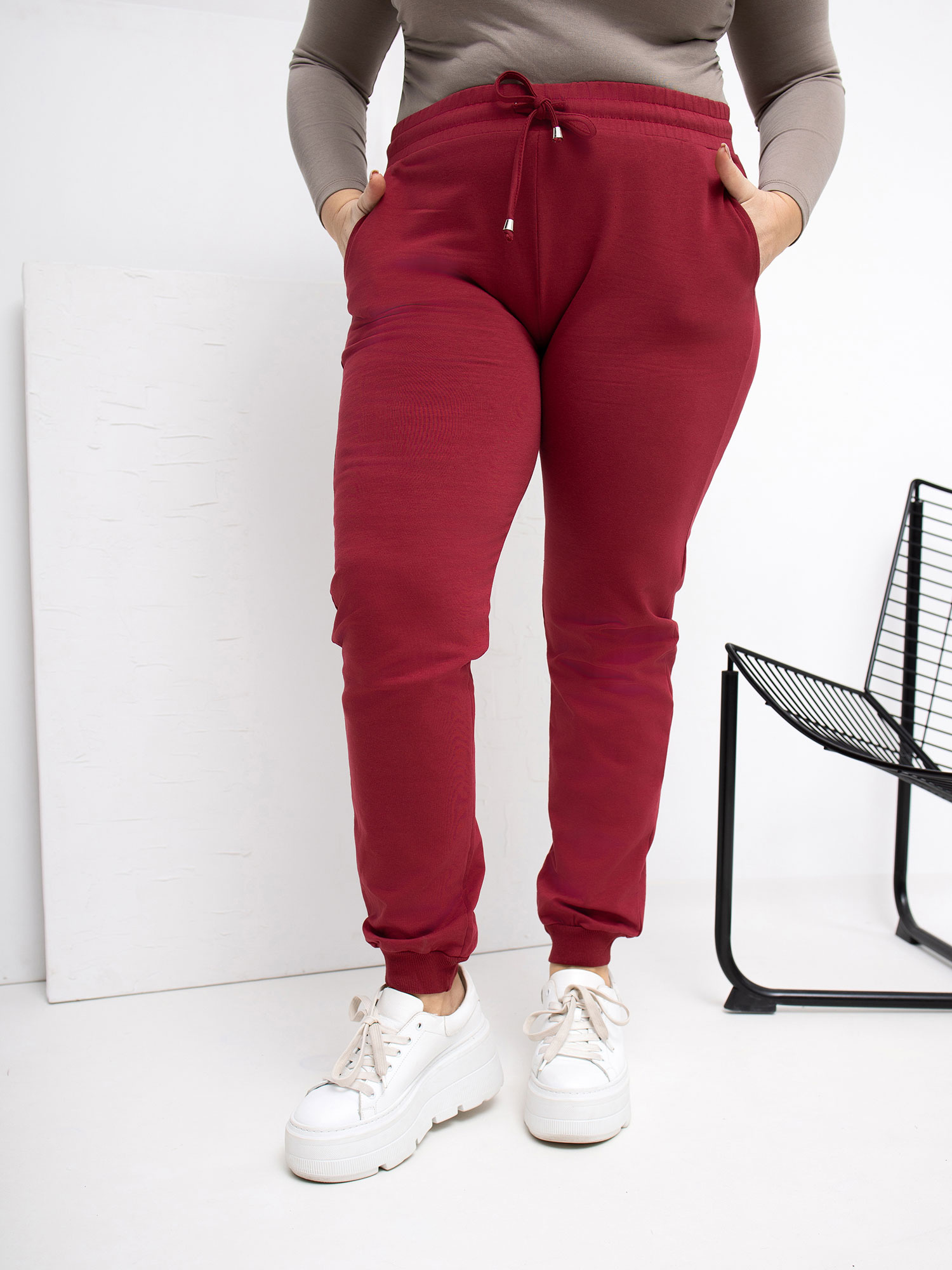 Bordové teplákové kalhoty plus size s kapsami.