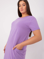 Hurtownia Jasnofioletowa sukienka plus size basic z krótkim rękawem