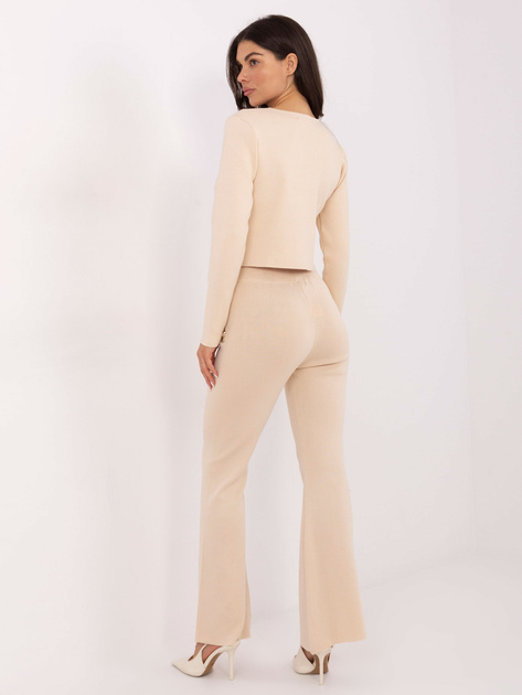 Kremowy dzianinowy komplet z ozdobnymi guzikami