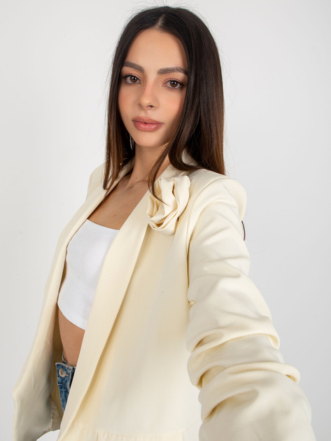 Hurtownia Jasnobeżowa marynarka z kwiatem OCH BELLA