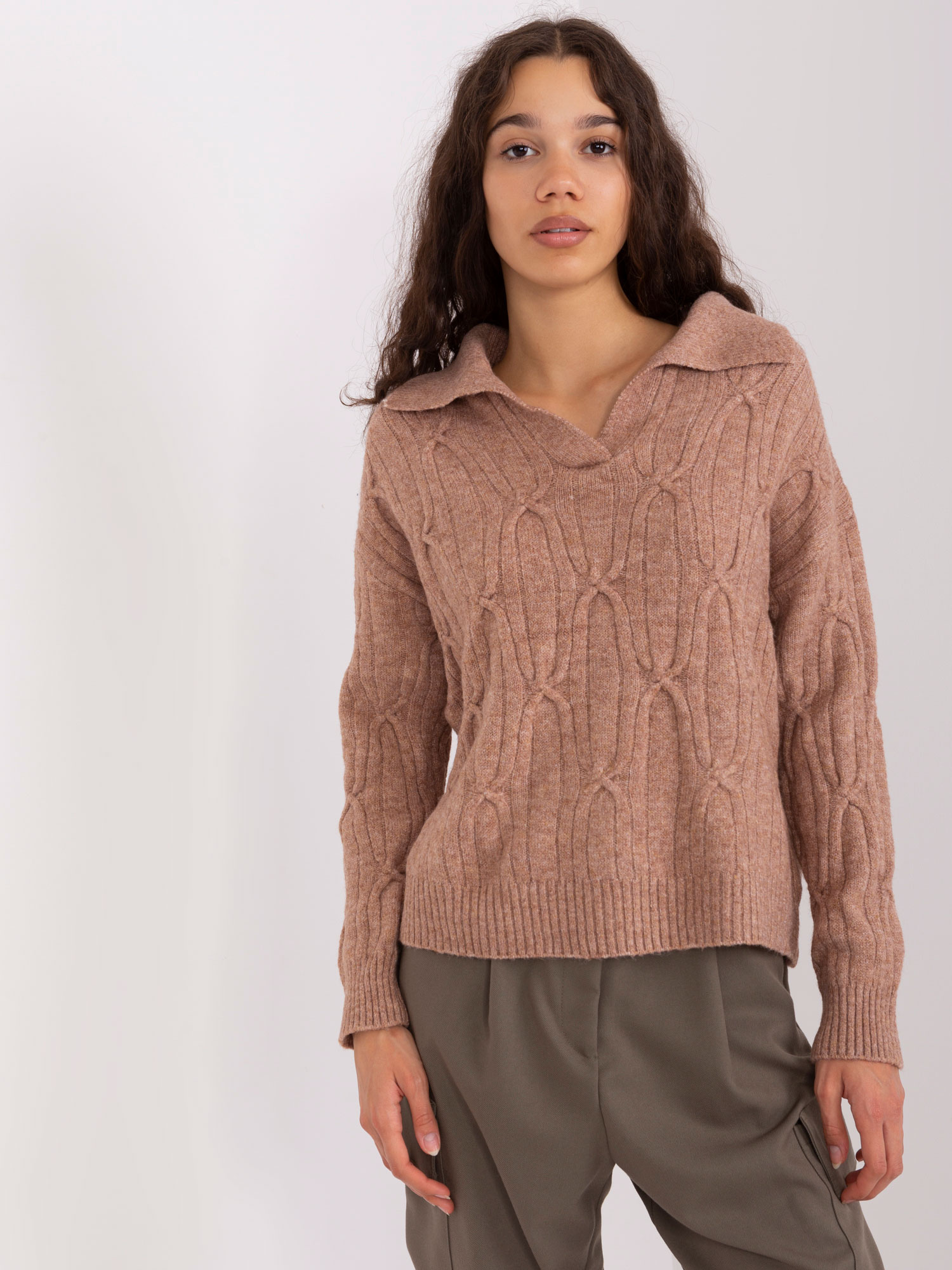 Brązowy sweter z warkoczami o luźnym kroju