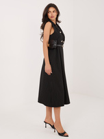 Czarna elegancka sukienka z kołnierzem