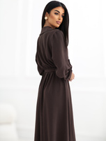 Braunes Hemdkleid mit dekorativen Broschen.