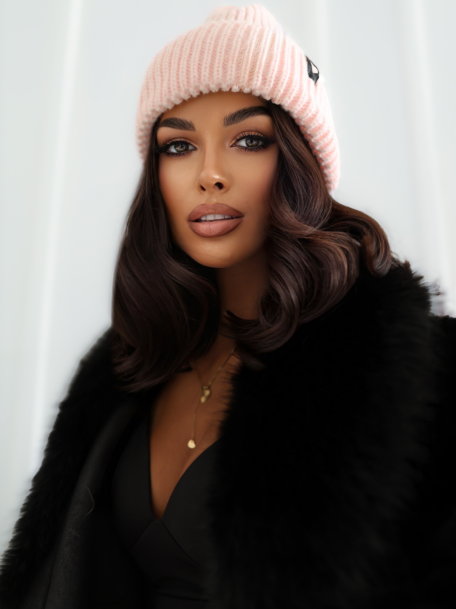 Jasnoróżowa zimowa czapka beanie w prążek