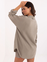 Dunkelbeige, knöpfbare Bluse aus Musselin.