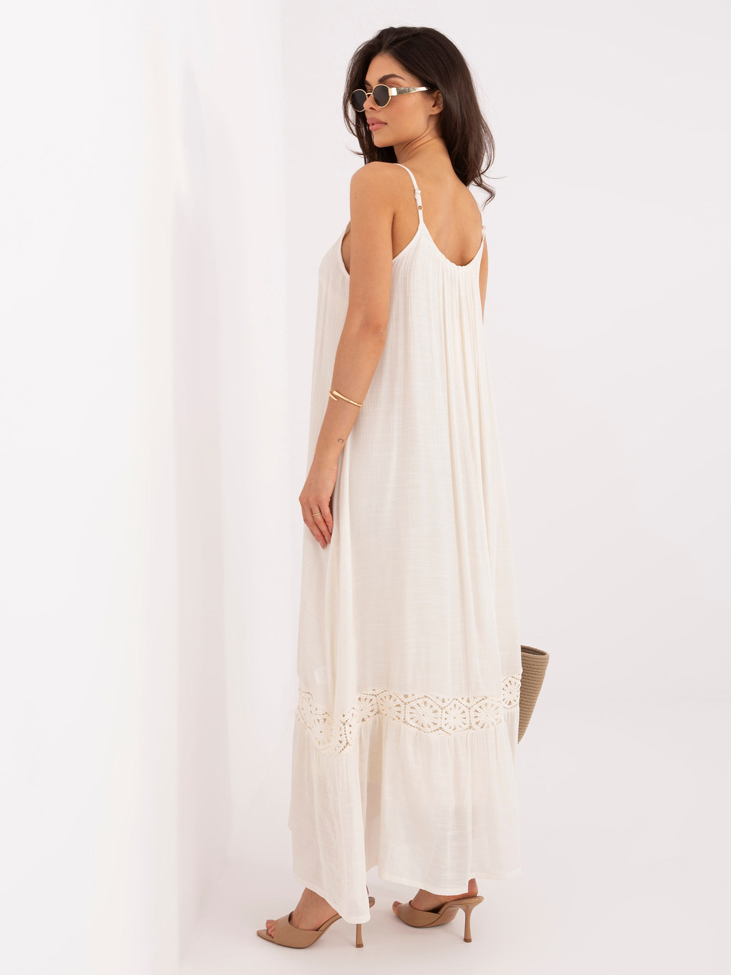 Jasnobeżowa trapezowa sukienka z ażurową wstawką 