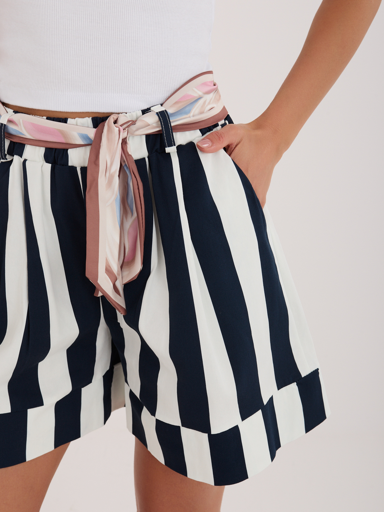 Ecru-granatowe szerokie szorty w paski