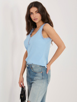 Jasnoniebieski prążkowany top z koronką