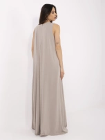 Ciemnobeżowy elegancki kombinezon z kwiatową broszką