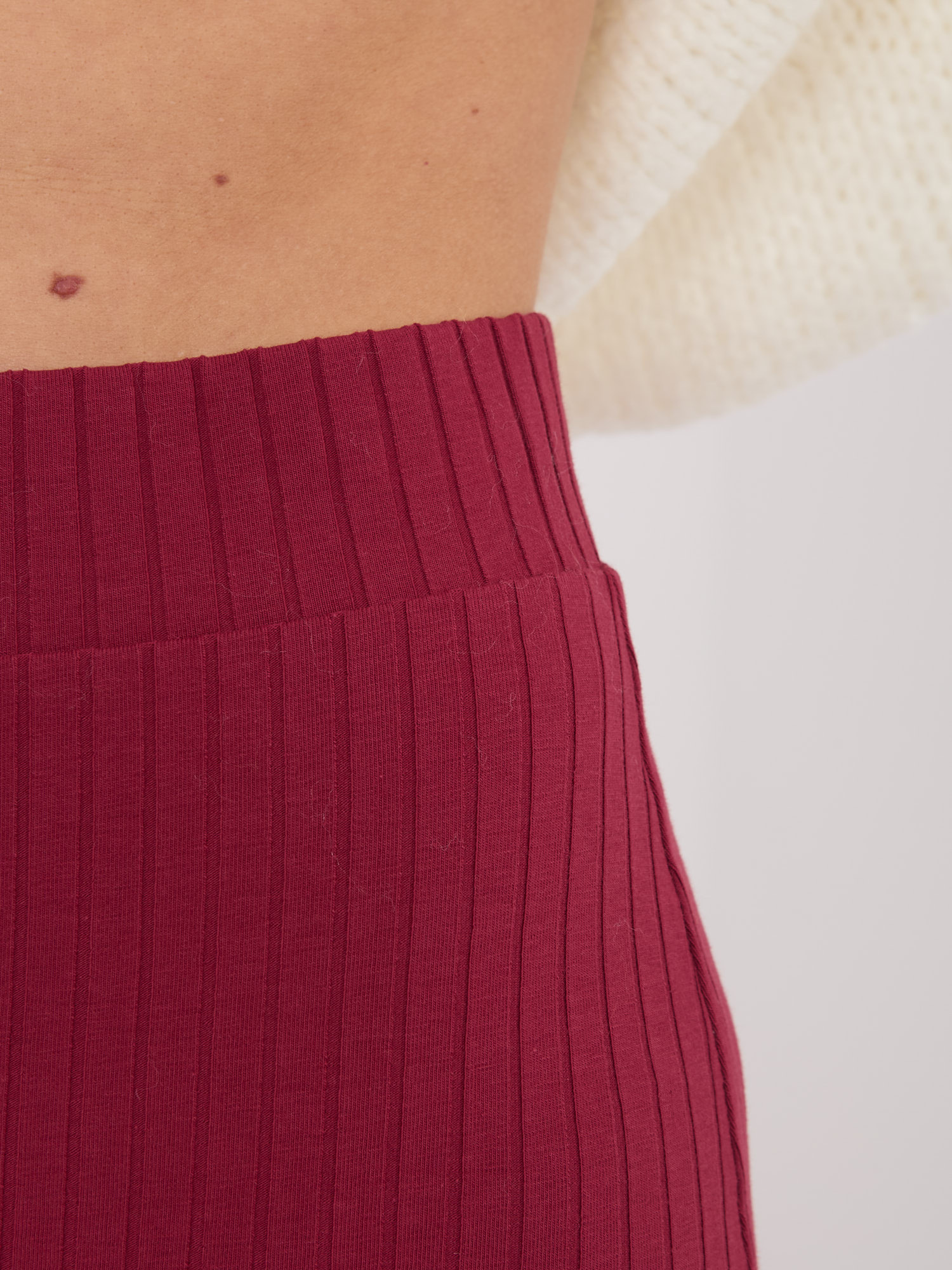 Burgundy ribbed knit skirt RUE PARIS.