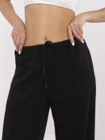 Schwarze Basic-Jogginghosen mit geradem Schnitt.