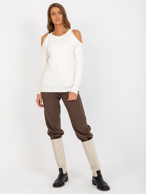 Hurtownia Ecru sweter z odkrytymi ramionami i łańcuszkami