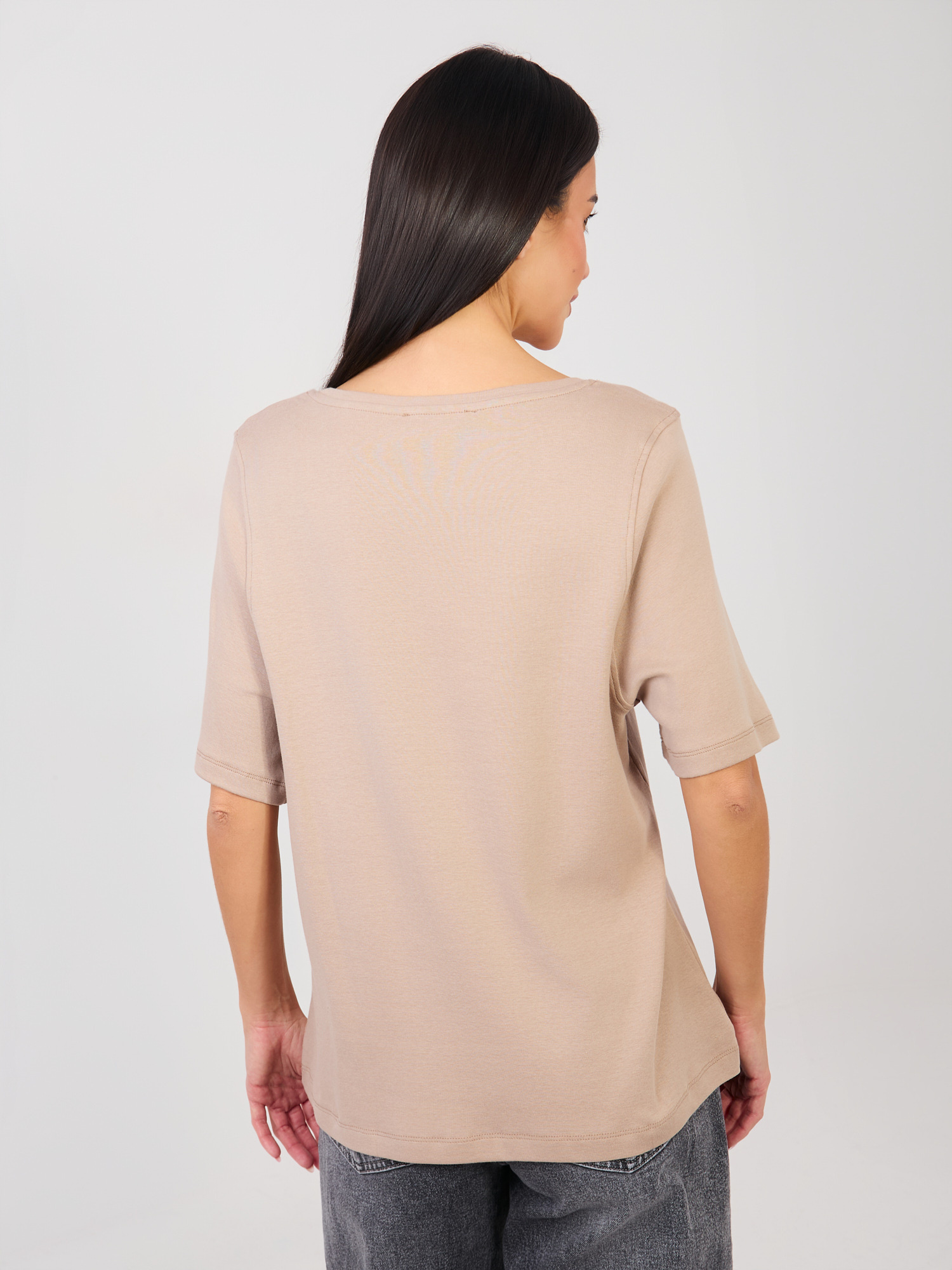 Ciemnobeżowy t-shirt basic z ozdobnymi szwami RUE PARIS 