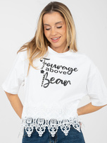 Biała bluzka oversize z koronkowym wykończeniem