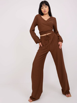 Hurt Brązowy damski komplet casualowy z krótką bluzką