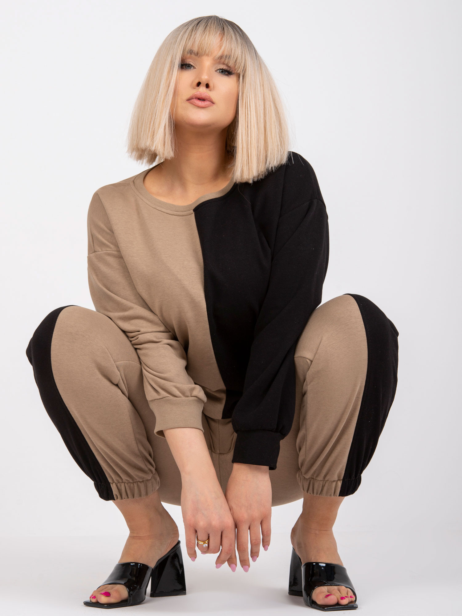 Ciemnobeżowo-czarny komplet dresowy plus size Amishi
