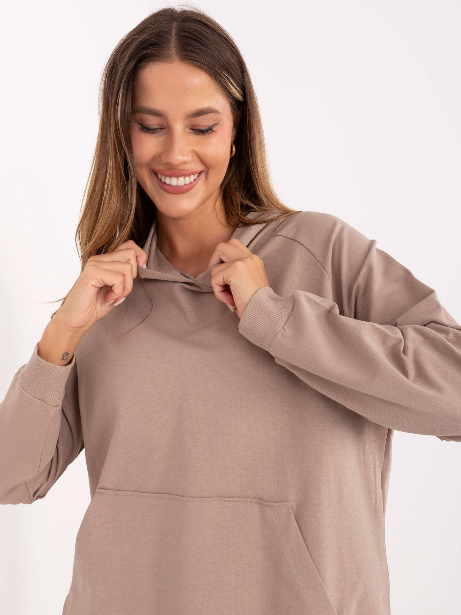 Tmavě béžová basic mikina oversize.