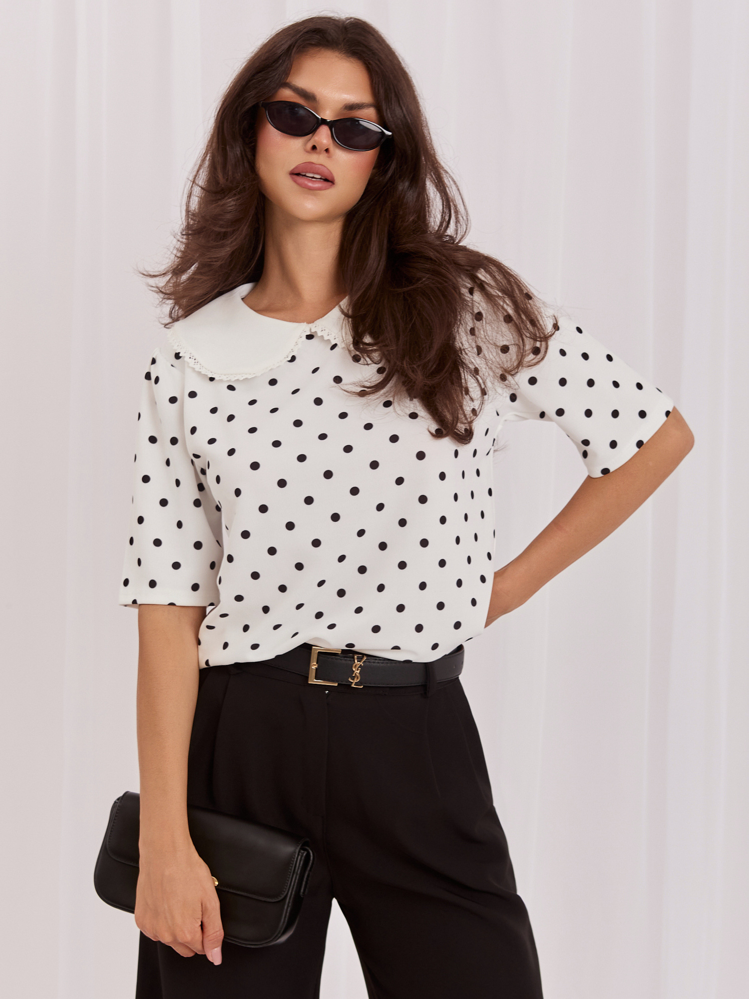 Weiße elegante Bluse mit Punkten.