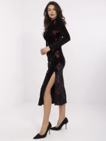 Schwarzes Midi-Abendkleid mit Schlitz.