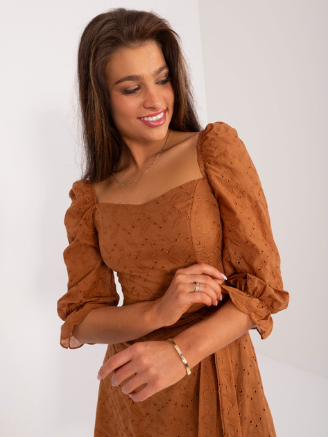 Hurtownia Jasnobrązowa letnia sukienka z haftem