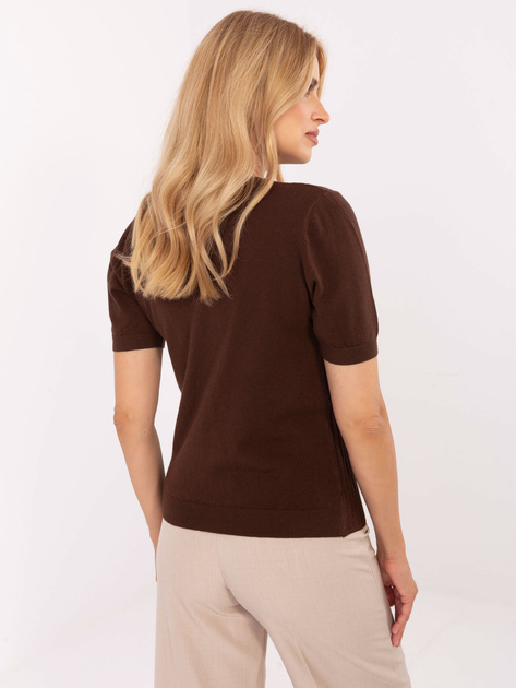 Ciemnobrązowy sweter z ozdobnym łańcuszkiem