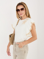 Ecru letnia bluzka z kwiatową aplikacją 3D