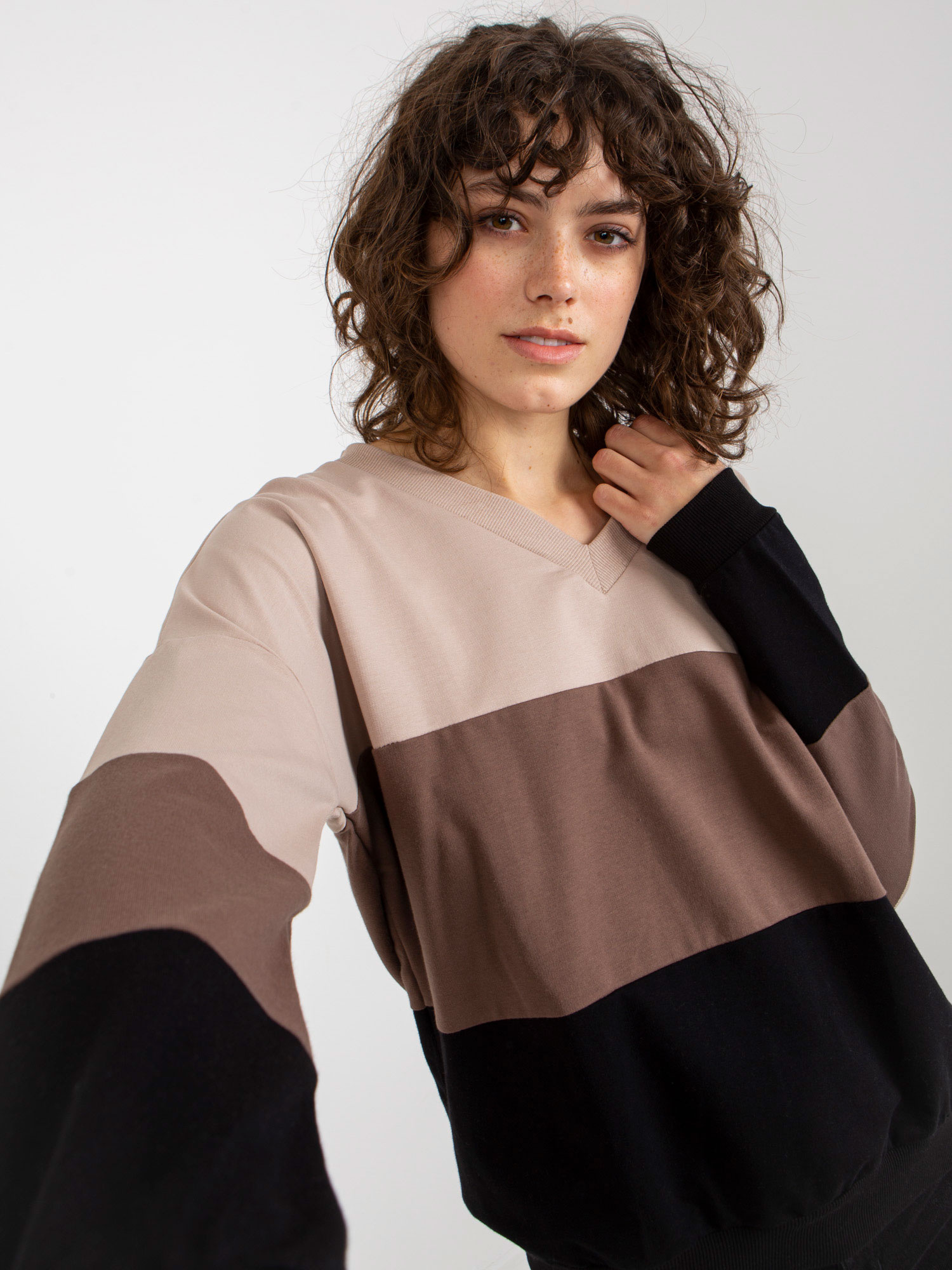 Beżowo-czarna bluza basic z dekoltem w serek RUE PARIS