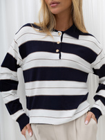 Dunkelblauer Damen-Polo-Pullover mit Streifen.
