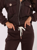 Ciemnobrązowy casualowy komplet z broszkami