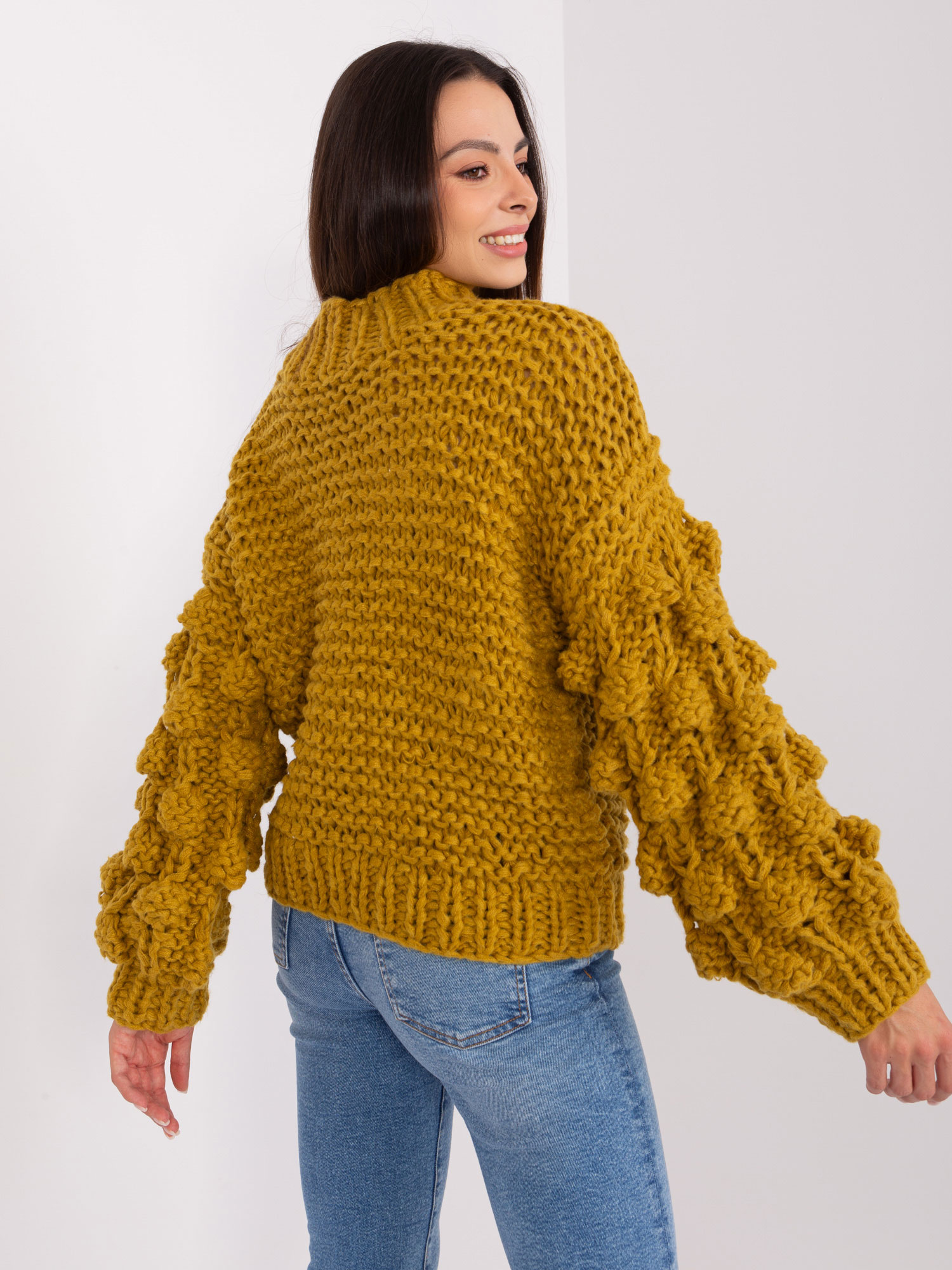 Oliwkowy sweter oversize z grubym splotem