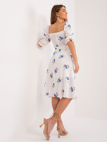 Hurt Ecru-blaues Blumenkleid mit Schlitz.