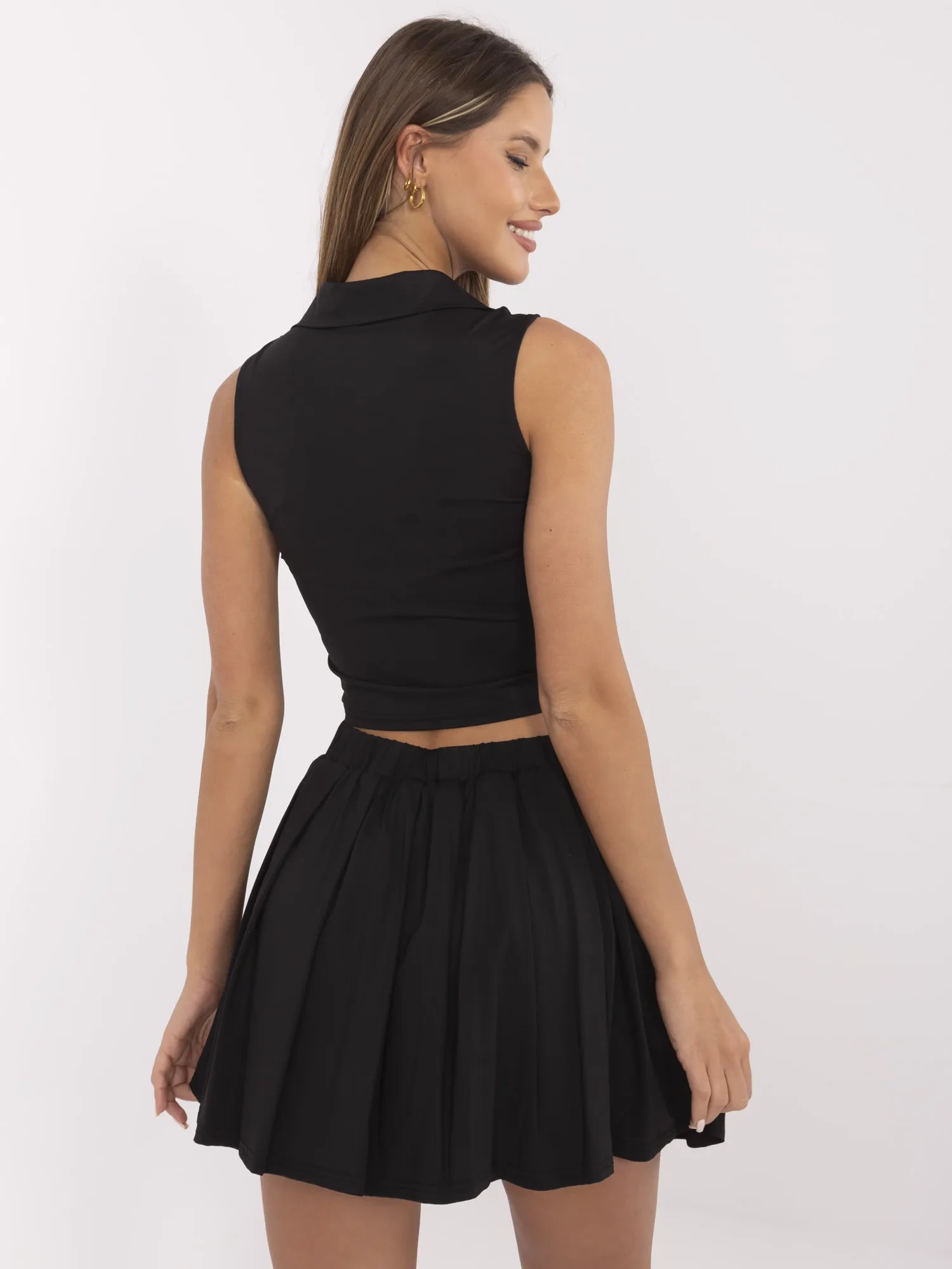 Schwarzes Sportoutfit mit Poloshirt.