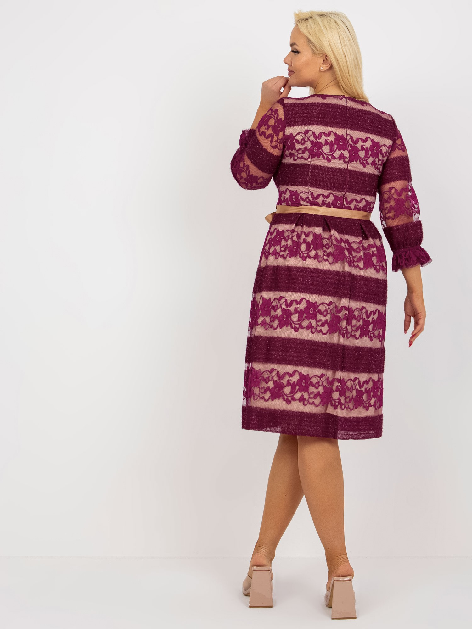 Fioletowa koktajlowa sukienka plus size z paskiem