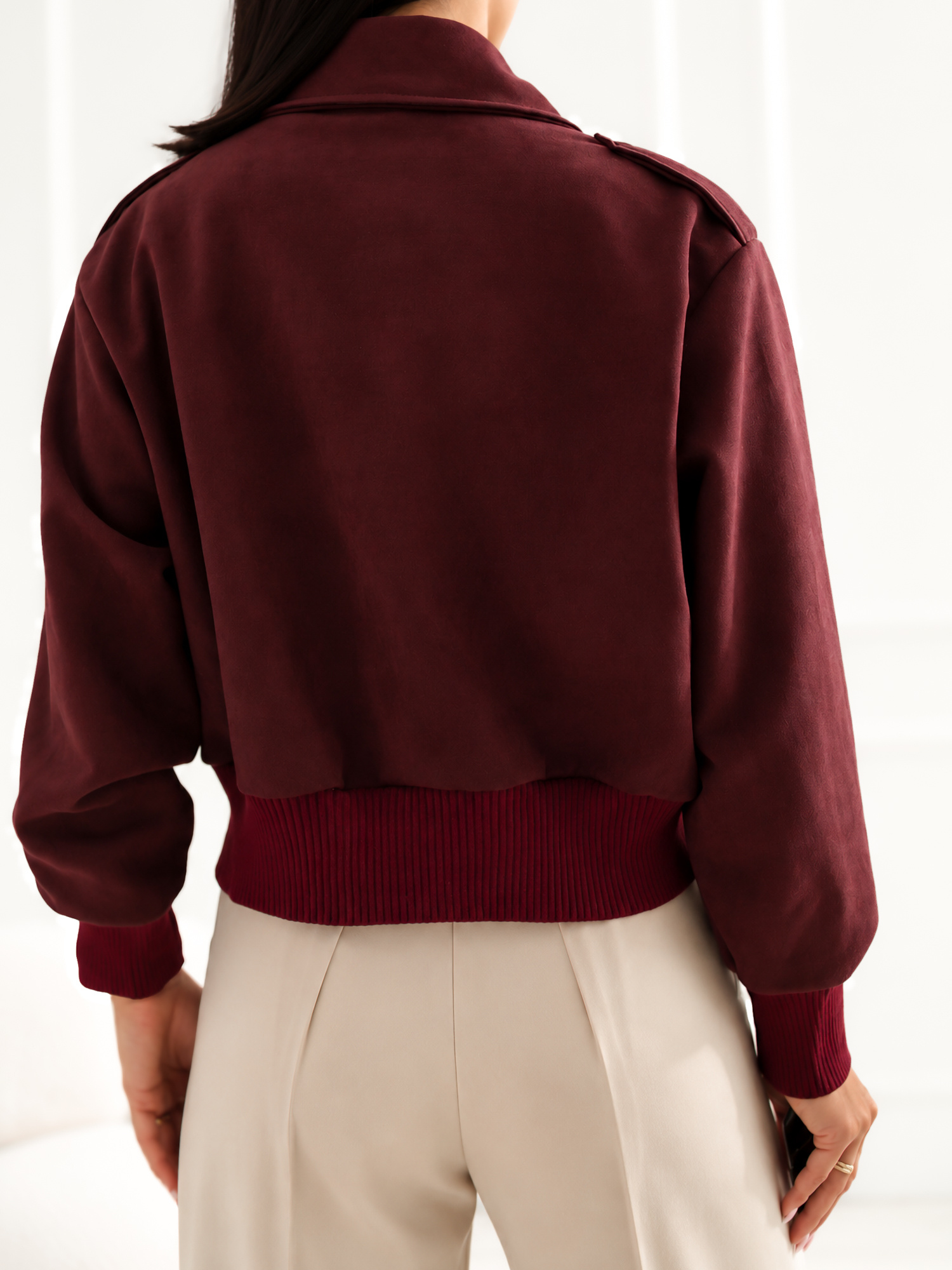 Bordeaux kurze Jacke mit Wildleder-Effekt.