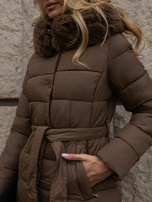 Braune gesteppte Winterjacke mit gebundenem Gürtel.