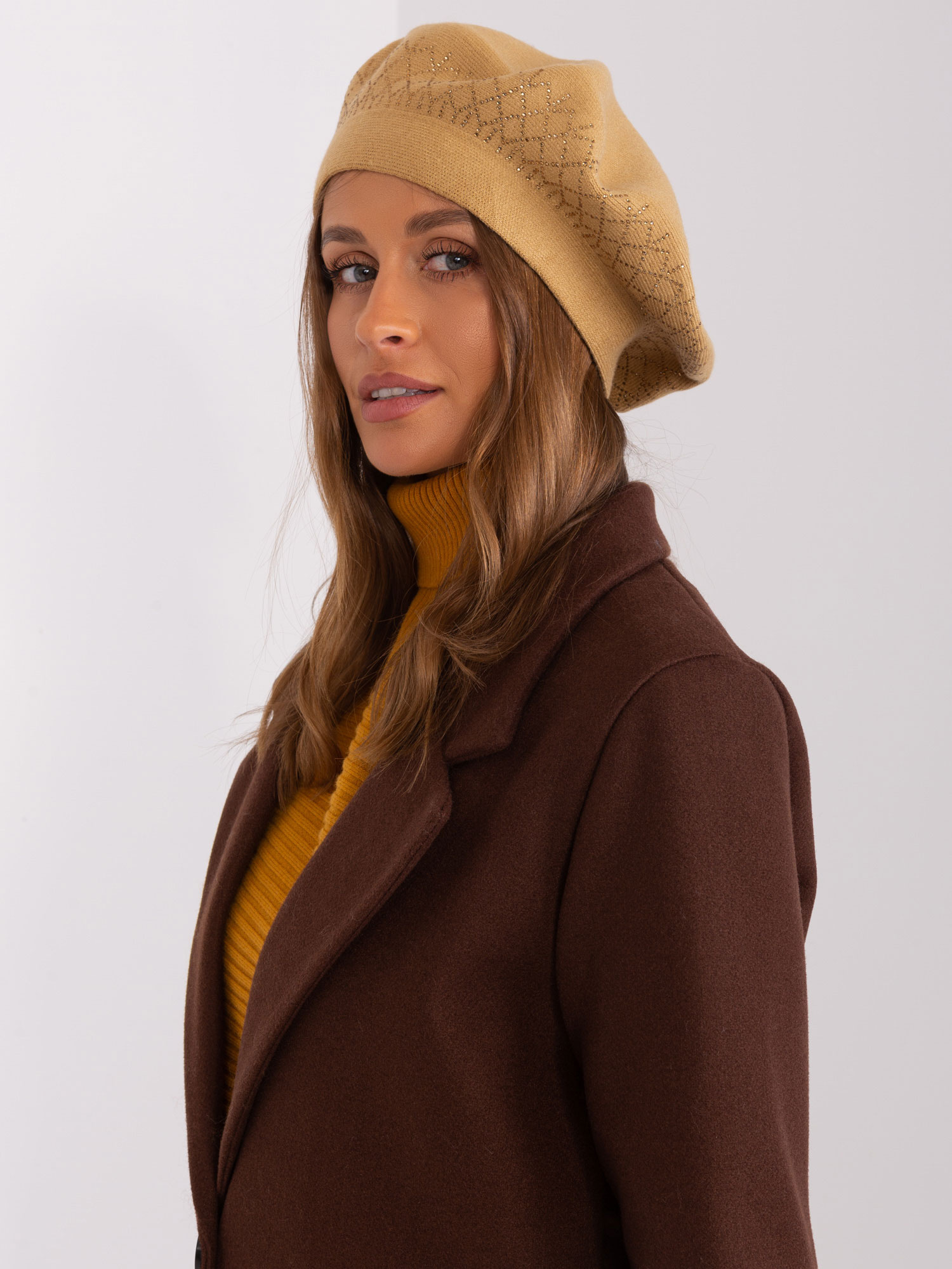 Camelowy beret damski z aplikacją