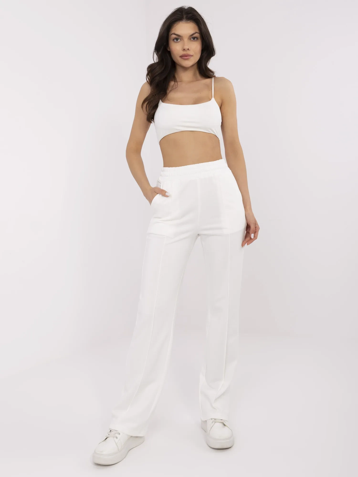 Ecru basic sweatpants made of cotton.